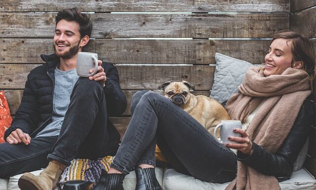 Co oznacza gdy facet trzyma ręce w kieszeni?