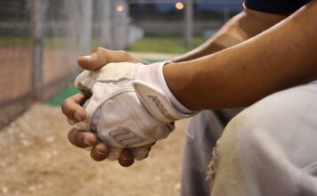 Jak można zastąpić słowo bohater?